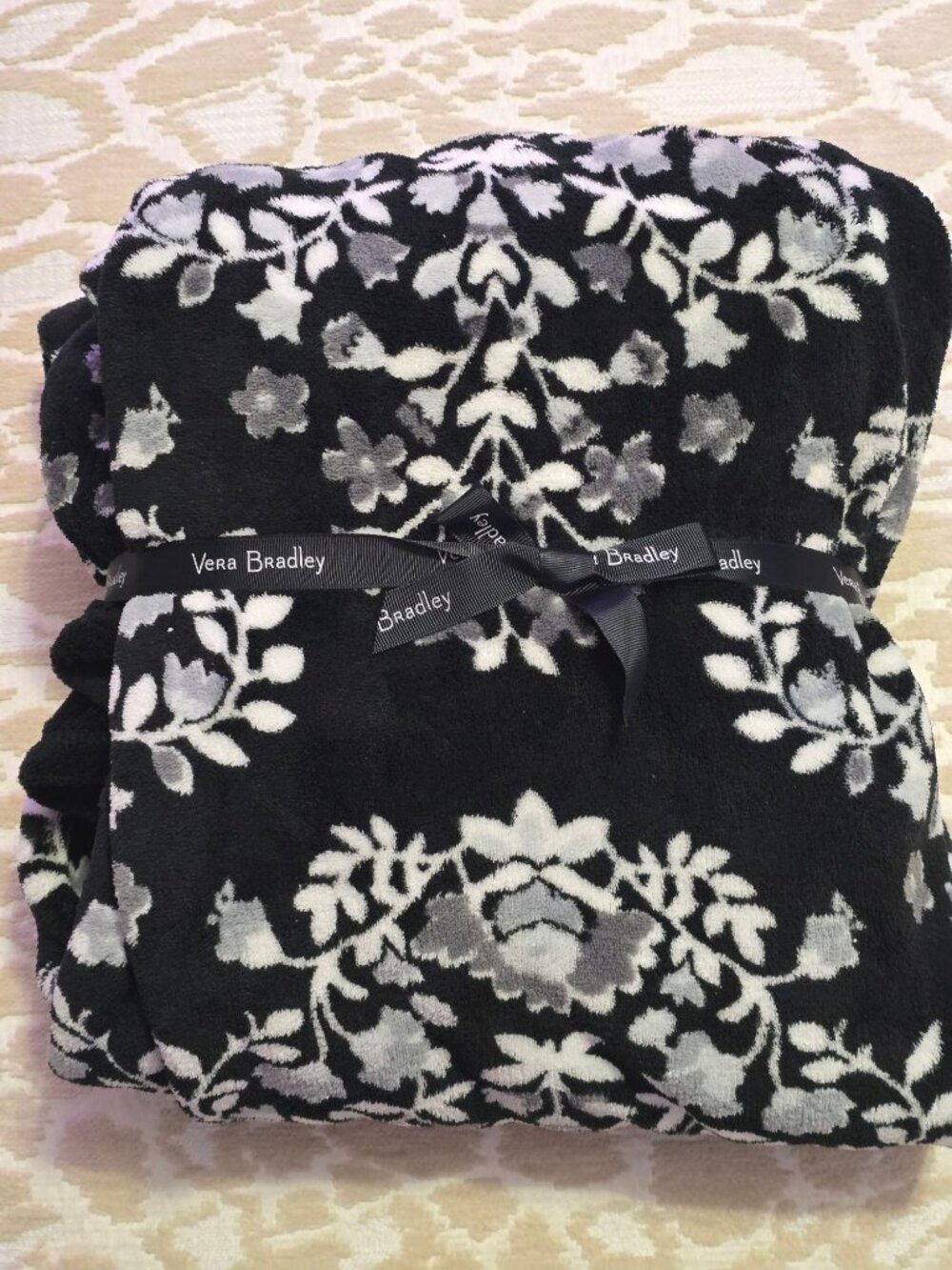NWT Vera Bradley Chandelier Noir Floral Throw Blanket 80" x 50" Black/White - Picture 6 of 10